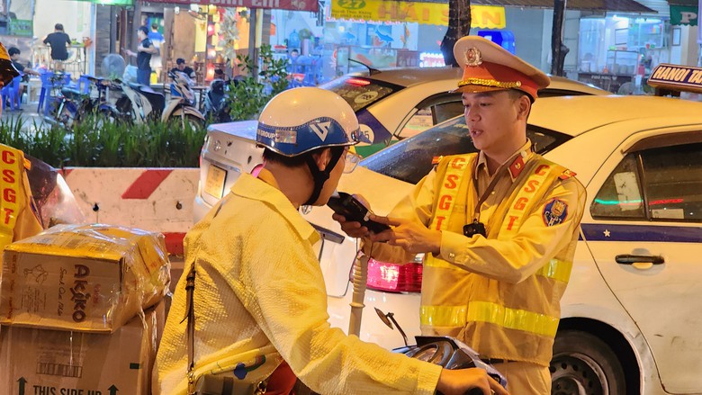 Bị xử phạt vi phạm nồng độ cồn, nam tài xế thanh minh vì "thử vị cocktail"- Ảnh 9. Bị xử phạt vi phạm nồng độ cồn, nam tài xế thanh minh vì "thử vị cocktail"- Ảnh 9.