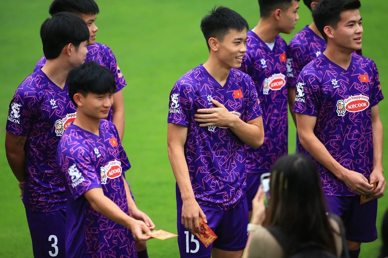 Tuyển thủ Việt Nam gây tranh cãi nhưng vẫn khiến các ông lớn V-League phát "sốt"- Ảnh 1. Tuyển thủ Việt Nam gây tranh cãi nhưng vẫn khiến các ông lớn V-League phát "sốt"- Ảnh 1.