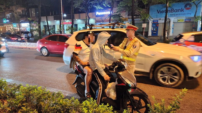 Bị xử phạt vi phạm nồng độ cồn, nam tài xế thanh minh vì "thử vị cocktail"- Ảnh 10. Bị xử phạt vi phạm nồng độ cồn, nam tài xế thanh minh vì "thử vị cocktail"- Ảnh 10.