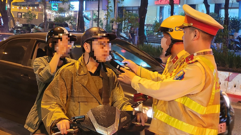 Bị xử phạt vi phạm nồng độ cồn, nam tài xế thanh minh vì "thử vị cocktail"- Ảnh 2. Bị xử phạt vi phạm nồng độ cồn, nam tài xế thanh minh vì "thử vị cocktail"- Ảnh 2.