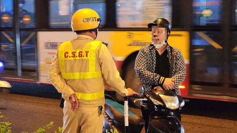 Bị xử phạt vi phạm nồng độ cồn, nam tài xế thanh minh vì "thử vị cocktail"- Ảnh 4. Bị xử phạt vi phạm nồng độ cồn, nam tài xế thanh minh vì "thử vị cocktail"- Ảnh 4.