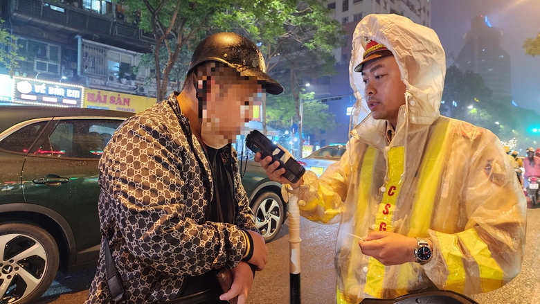 Bị xử phạt vi phạm nồng độ cồn, nam tài xế thanh minh vì "thử vị cocktail"- Ảnh 5. Bị xử phạt vi phạm nồng độ cồn, nam tài xế thanh minh vì "thử vị cocktail"- Ảnh 5.