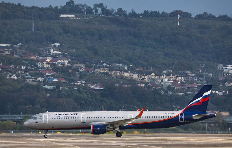 Ukraine đề nghị EU "cấm cửa" h&agrave;nh kh&aacute;ch Nga v&agrave; Belarus- Ảnh 1.