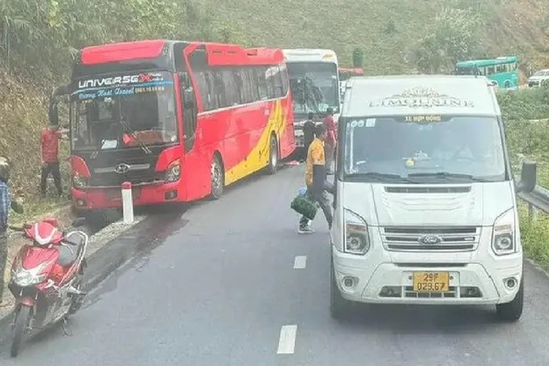 3 &ocirc; t&ocirc; kh&aacute;ch đ&acirc;m li&ecirc;n ho&agrave;n, 1 h&agrave;nh kh&aacute;ch  tử vong- Ảnh 1.