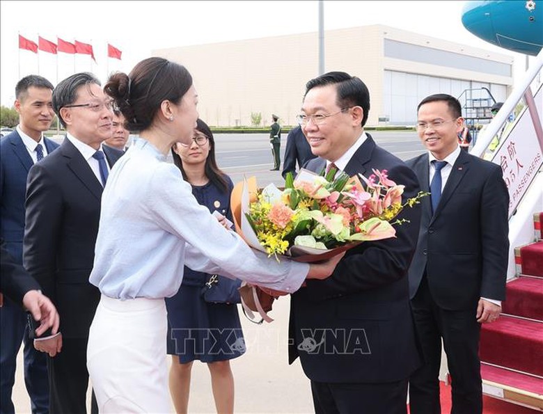 Chủ tịch Quốc hội đến Bắc Kinh, bắt đầu chuyến thăm ch&iacute;nh thức Cộng h&ograve;a Nh&acirc;n d&acirc;n Trung Hoa- Ảnh 1.
