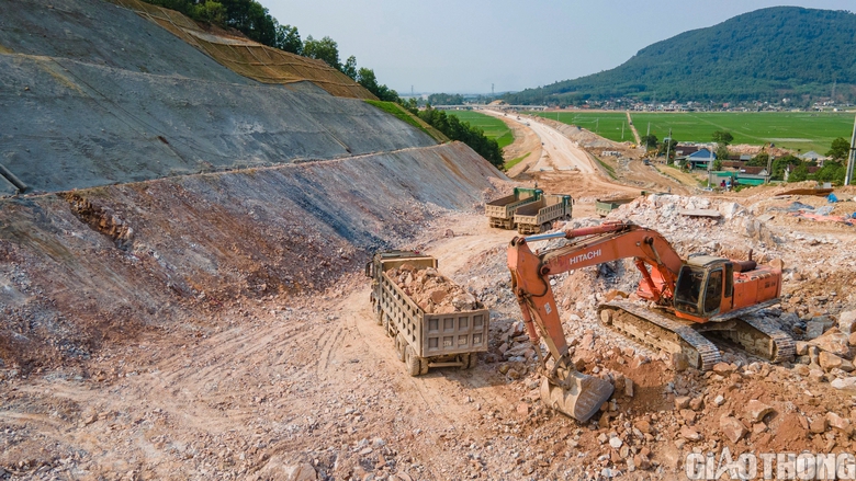 Dự án giao thông giải ngân gần 5.000 tỷ đồng trong tháng 4- Ảnh 1. Dự án giao thông giải ngân gần 5.000 tỷ đồng trong tháng 4- Ảnh 1.