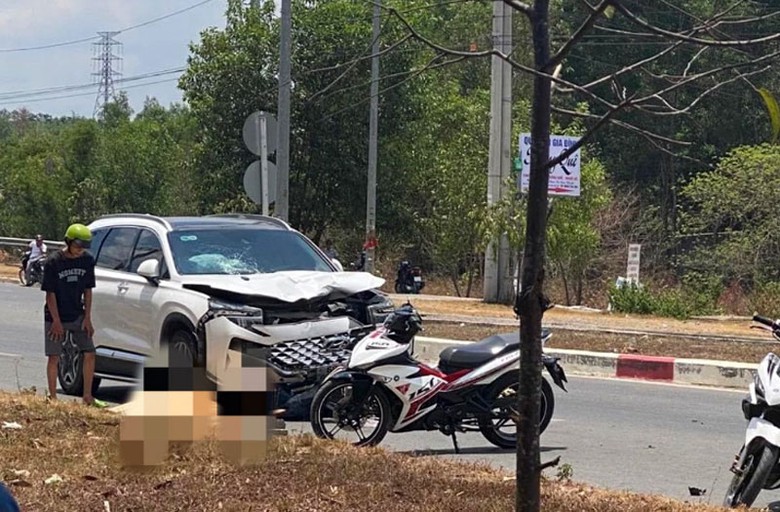 Hiện trường vụ va chạm giao th&ocirc;ng khiến người đ&agrave;n &ocirc;ng khoảng 50 tuổi tử vong tại chỗ.