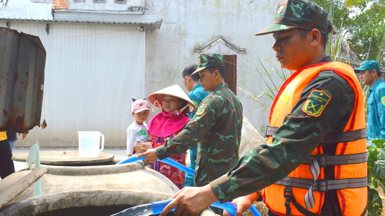 T&igrave;nh người trong hạn mặn ở C&agrave; Mau- Ảnh 5.