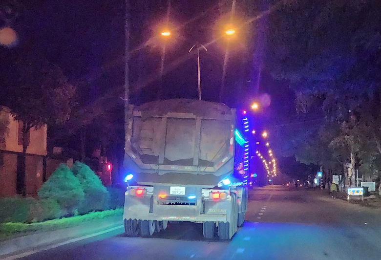 Đắk Lắk: Xe chở c&aacute;t qu&aacute; tải lộng h&agrave;nh tr&ecirc;n quốc lộ- Ảnh 1.