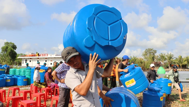 T&igrave;nh người trong hạn mặn ở C&agrave; Mau- Ảnh 12.