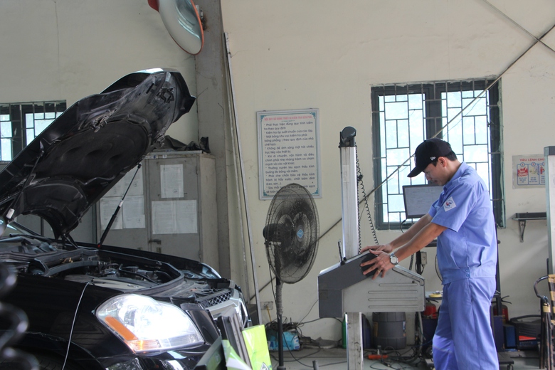 Gia tăng &ocirc; t&ocirc; trượt đăng kiểm do &ldquo;độ&rdquo; đ&egrave;n, chủ xe cần l&agrave;m g&igrave;?- Ảnh 1.