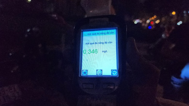 Tài xế tung đủ chiêu vẫn không thoát lỗi vi phạm nồng độ cồn- Ảnh 11. Tài xế tung đủ chiêu vẫn không thoát lỗi vi phạm nồng độ cồn- Ảnh 11.