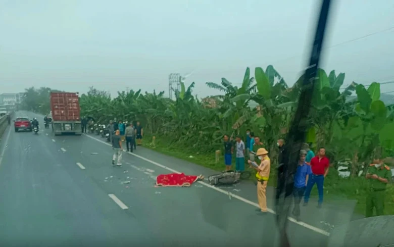 Hiện trường vụ tai nạn khiến một người tử vong tại chỗ. Hiện trường vụ tai nạn khiến một người tử vong tại chỗ.