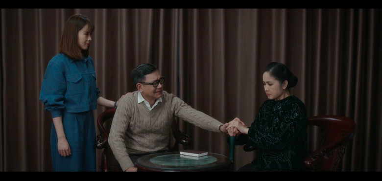 Ngân Hà đau đớn khi biết Nghĩa tiếp cận gia đình cô để trả thù. Ngân Hà đau đớn khi biết Nghĩa tiếp cận gia đình cô để trả thù.