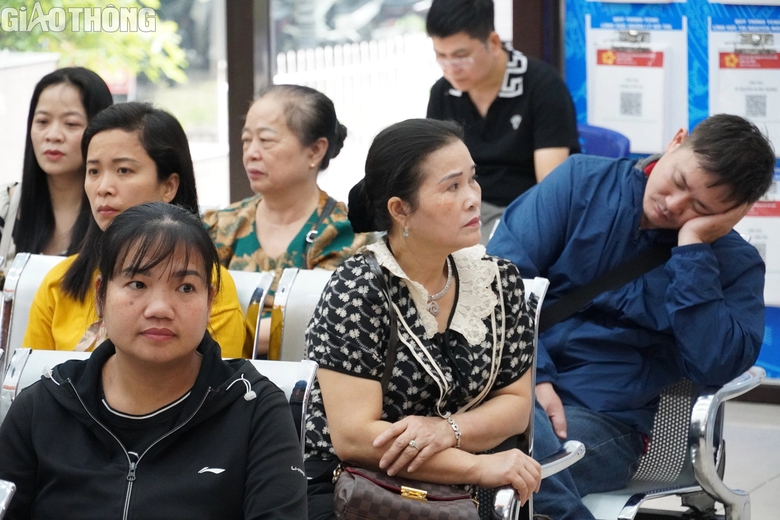 H&agrave; Nội: Người d&acirc;n vẫn xếp h&agrave;ng chờ l&agrave;m thủ tục đăng k&yacute; đất đai- Ảnh 2.