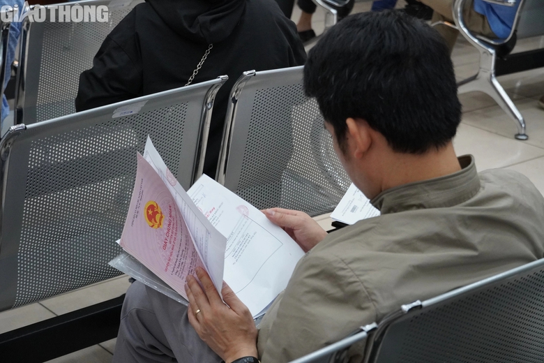 H&agrave; Nội: Người d&acirc;n vẫn xếp h&agrave;ng chờ l&agrave;m thủ tục đăng k&yacute; đất đai- Ảnh 3.