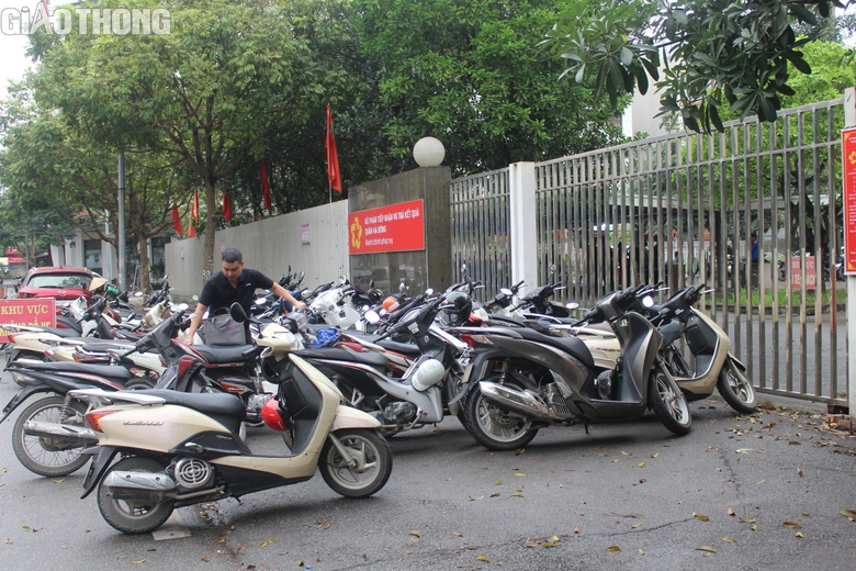 H&agrave; Nội: Người d&acirc;n vẫn xếp h&agrave;ng chờ l&agrave;m thủ tục đăng k&yacute; đất đai- Ảnh 5.