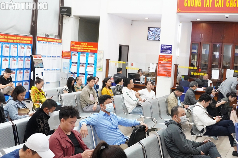 H&agrave; Nội: Người d&acirc;n vẫn xếp h&agrave;ng chờ l&agrave;m thủ tục đăng k&yacute; đất đai- Ảnh 7.