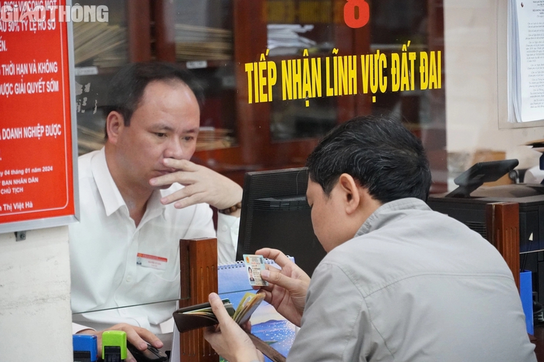 H&agrave; Nội: Người d&acirc;n vẫn xếp h&agrave;ng chờ l&agrave;m thủ tục đăng k&yacute; đất đai- Ảnh 8.
