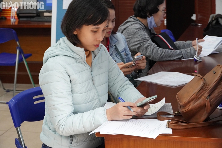 H&agrave; Nội: Người d&acirc;n vẫn xếp h&agrave;ng chờ l&agrave;m thủ tục đăng k&yacute; đất đai- Ảnh 10.