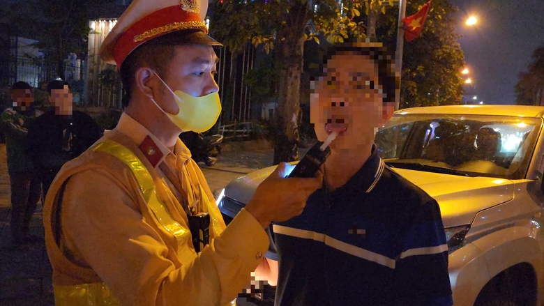 Tài xế tung đủ chiêu vẫn không thoát lỗi vi phạm nồng độ cồn- Ảnh 10. Tài xế tung đủ chiêu vẫn không thoát lỗi vi phạm nồng độ cồn- Ảnh 10.