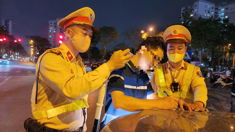 Tài xế tung đủ chiêu vẫn không thoát lỗi vi phạm nồng độ cồn- Ảnh 12. Tài xế tung đủ chiêu vẫn không thoát lỗi vi phạm nồng độ cồn- Ảnh 12.