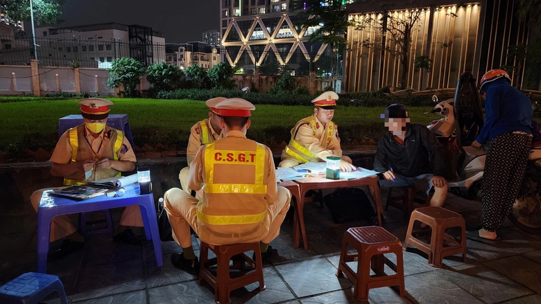 Tài xế tung đủ chiêu vẫn không thoát lỗi vi phạm nồng độ cồn- Ảnh 2. Tài xế tung đủ chiêu vẫn không thoát lỗi vi phạm nồng độ cồn- Ảnh 2.