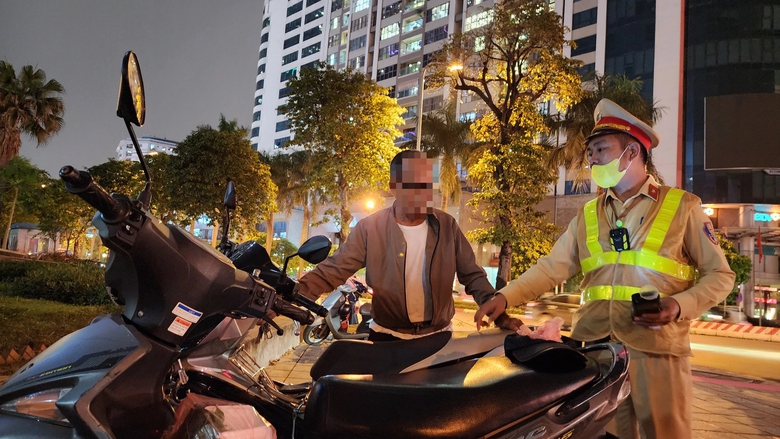 Tài xế tung đủ chiêu vẫn không thoát lỗi vi phạm nồng độ cồn- Ảnh 3. Tài xế tung đủ chiêu vẫn không thoát lỗi vi phạm nồng độ cồn- Ảnh 3.