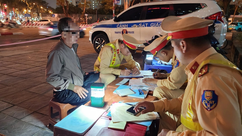 Tài xế tung đủ chiêu vẫn không thoát lỗi vi phạm nồng độ cồn- Ảnh 4. Tài xế tung đủ chiêu vẫn không thoát lỗi vi phạm nồng độ cồn- Ảnh 4.