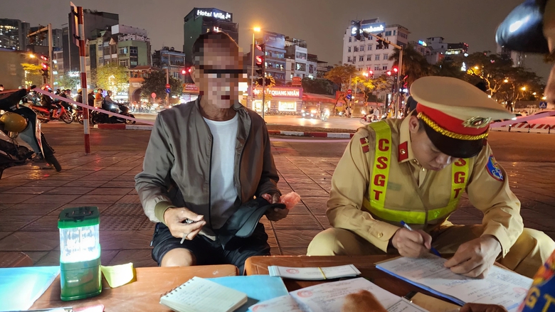 Tài xế tung đủ chiêu vẫn không thoát lỗi vi phạm nồng độ cồn- Ảnh 5. Tài xế tung đủ chiêu vẫn không thoát lỗi vi phạm nồng độ cồn- Ảnh 5.