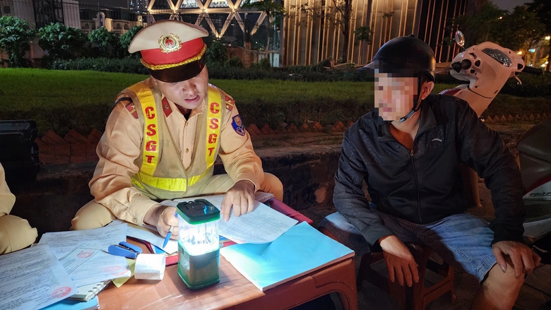Tài xế tung đủ chiêu vẫn không thoát lỗi vi phạm nồng độ cồn- Ảnh 6. Tài xế tung đủ chiêu vẫn không thoát lỗi vi phạm nồng độ cồn- Ảnh 6.