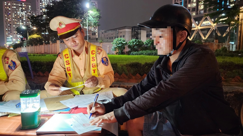 Tài xế tung đủ chiêu vẫn không thoát lỗi vi phạm nồng độ cồn- Ảnh 7. Tài xế tung đủ chiêu vẫn không thoát lỗi vi phạm nồng độ cồn- Ảnh 7.