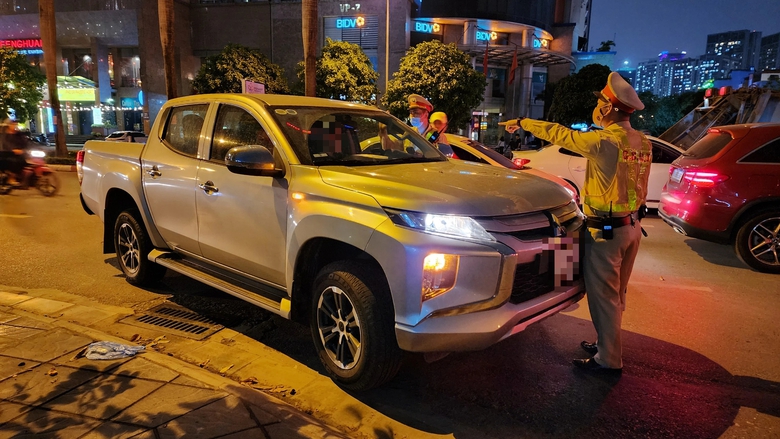 Tài xế tung đủ chiêu vẫn không thoát lỗi vi phạm nồng độ cồn- Ảnh 9. Tài xế tung đủ chiêu vẫn không thoát lỗi vi phạm nồng độ cồn- Ảnh 9.