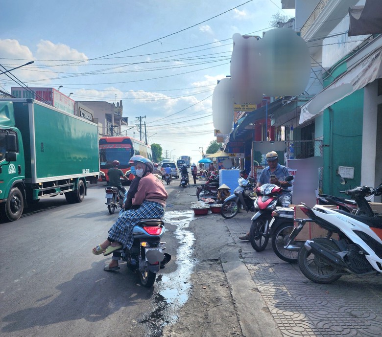 Giải tỏa h&agrave;nh lang an to&agrave;n đường bộ ở Hậu Giang như "bắt c&oacute;c bỏ đĩa"- Ảnh 1.