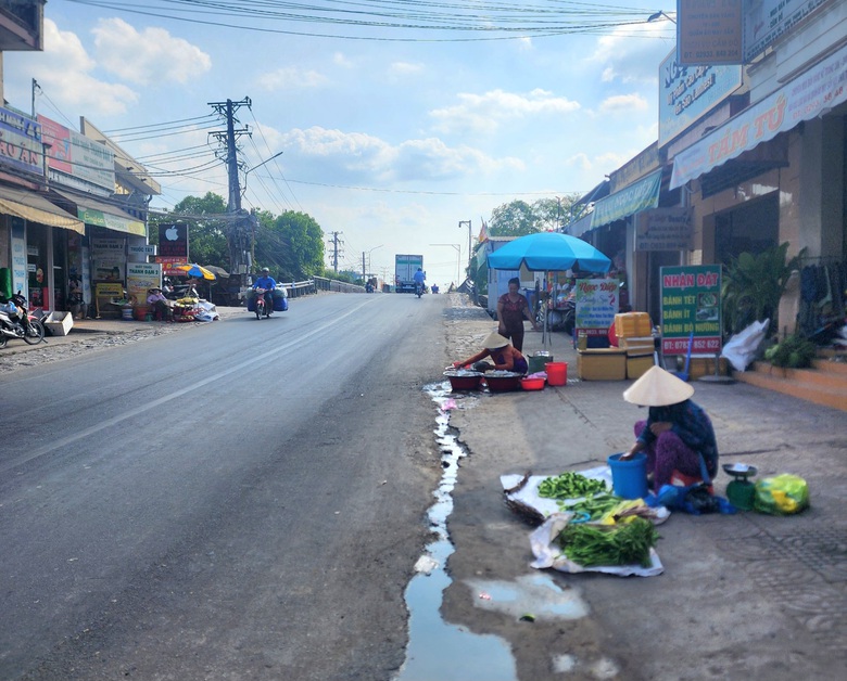 Giải tỏa h&agrave;nh lang an to&agrave;n đường bộ ở Hậu Giang như "bắt c&oacute;c bỏ đĩa"- Ảnh 2.