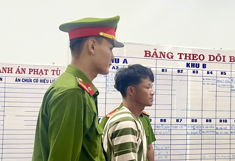 N&eacute;m đ&aacute;, cầm dao uy hiếp cảnh s&aacute;t giao th&ocirc;ng, một thanh ni&ecirc;n bị khởi tố- Ảnh 1.