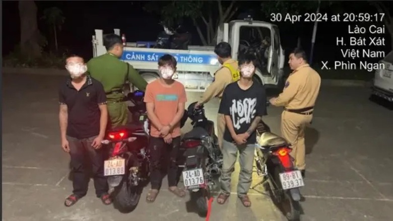 L&agrave;o Cai: Xử l&yacute; 3 đối tượng đi xe m&aacute;y tốc độ cao, th&ocirc;ng chốt CSGT- Ảnh 1.