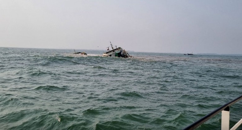 H&igrave;nh ảnh t&agrave;u Sunrise 268 đang ch&igrave;m dần.