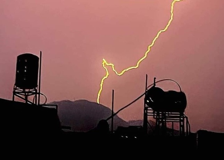 D&ocirc;ng lốc, h&agrave;ng trăm ng&ocirc;i nh&agrave; ở L&agrave;o Cai, Y&ecirc;n B&aacute;i bị tốc m&aacute;i- Ảnh 7.