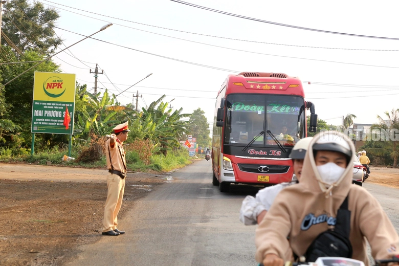 Kiểm so&aacute;t chặt vi phạm của xe kh&aacute;ch tr&ecirc;n đường Hồ Ch&iacute; Minh- Ảnh 1.