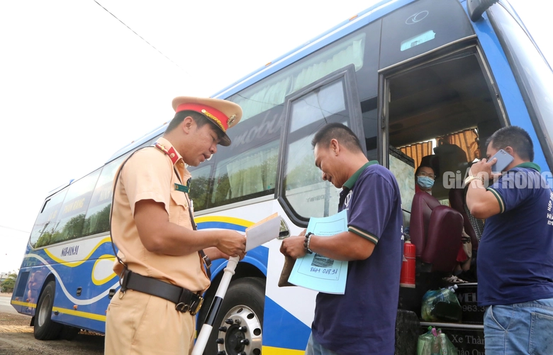Kiểm so&aacute;t chặt vi phạm của xe kh&aacute;ch tr&ecirc;n đường Hồ Ch&iacute; Minh- Ảnh 2.