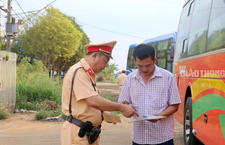 Kiểm so&aacute;t chặt vi phạm của xe kh&aacute;ch tr&ecirc;n đường Hồ Ch&iacute; Minh- Ảnh 3.
