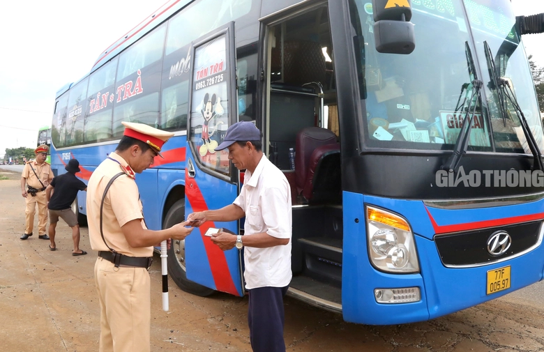 Kiểm so&aacute;t chặt vi phạm của xe kh&aacute;ch tr&ecirc;n đường Hồ Ch&iacute; Minh- Ảnh 9.