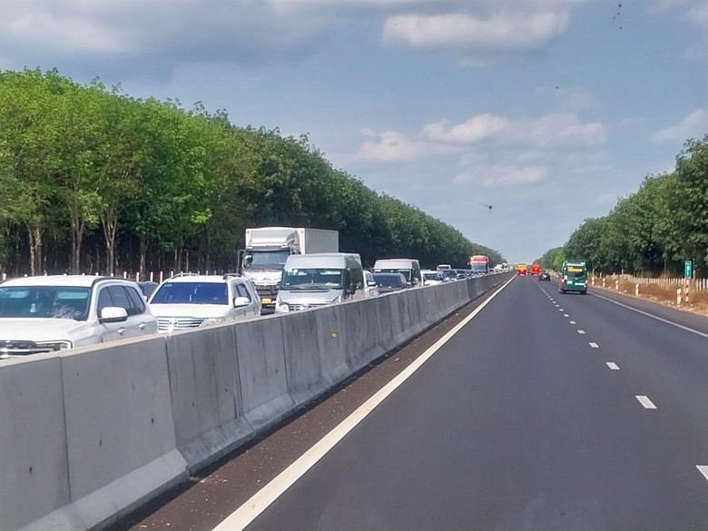 Ng&agrave;y cuối kỳ nghỉ lễ: C&aacute;c đoạn cao tốc hướng về TP.HCM qu&aacute; tải- Ảnh 1.