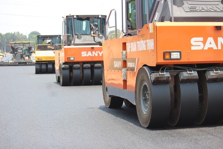 Hối hả thảm bê tông nhựa cao tốc Vạn Ninh - Cam Lộ giữa cái nắng cháy da- Ảnh 15. Hối hả thảm bê tông nhựa cao tốc Vạn Ninh - Cam Lộ giữa cái nắng cháy da- Ảnh 15.