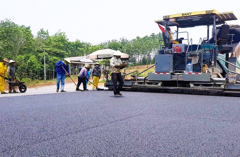 Hối hả thảm bê tông nhựa cao tốc Vạn Ninh - Cam Lộ giữa cái nắng cháy da- Ảnh 6. Hối hả thảm bê tông nhựa cao tốc Vạn Ninh - Cam Lộ giữa cái nắng cháy da- Ảnh 6.