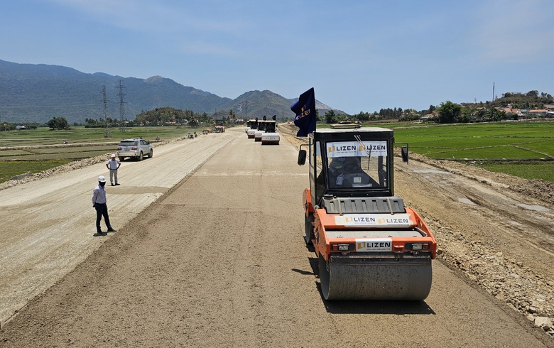 Nh&agrave; thầu Lizen thi c&ocirc;ng xuy&ecirc;n lễ tr&ecirc;n cao tốc V&acirc;n Phong - Nha Trang- Ảnh 3.