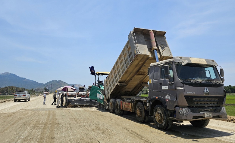Nh&agrave; thầu Lizen thi c&ocirc;ng xuy&ecirc;n lễ tr&ecirc;n cao tốc V&acirc;n Phong - Nha Trang- Ảnh 4.