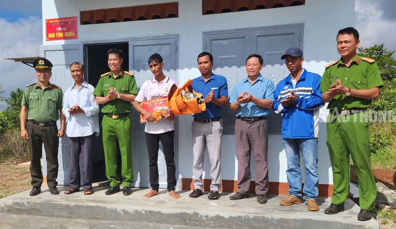 B&agrave;n giao 9 căn nh&agrave; t&igrave;nh nghĩa cho đồng b&agrave;o d&acirc;n tộc thiểu số ở Đắk Lắk- Ảnh 1.