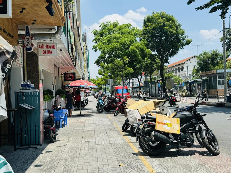 TP.HCM liên tục đôn đốc, mới có 5 quận cho thuê vỉa hè- Ảnh 1. TP.HCM liên tục đôn đốc, mới có 5 quận cho thuê vỉa hè- Ảnh 1.